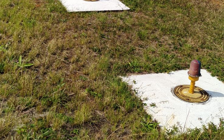 Luz de balizamento de pista instalada pela AMD