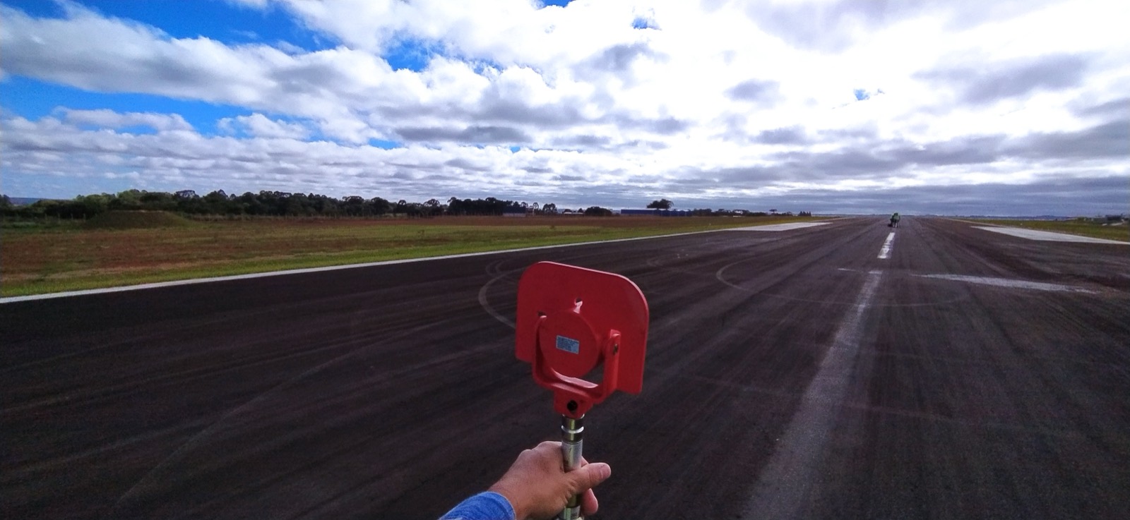 Equipe da AMD em levantamento de campo em pista de aeroporto
