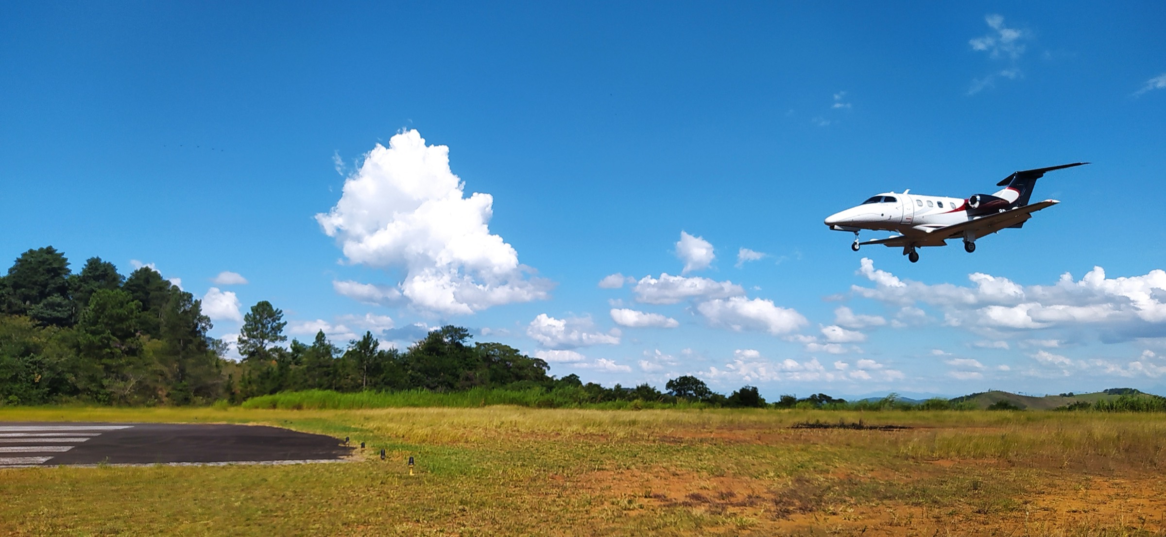 Aeronave em aproximação para pouso em aeródromo operado pela AMD