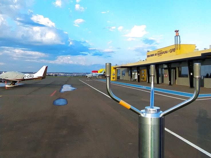 Sensor meteorológico em pátio de aeroporto atendido pela AMD